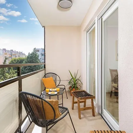 Sunny Aura - Spacious And Bright, With Parking