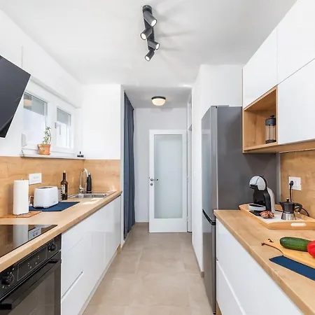 Apartment Sunny Aura - Spacious And Bright, With Parking Pula