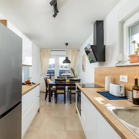 Apartment Sunny Aura - Spacious And Bright, With Parking