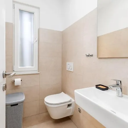 Sunny Aura - Spacious And Bright, With Parking *